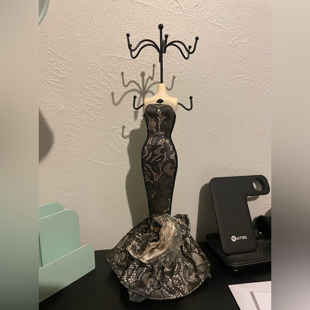 Mini mannequin jewelry holder
